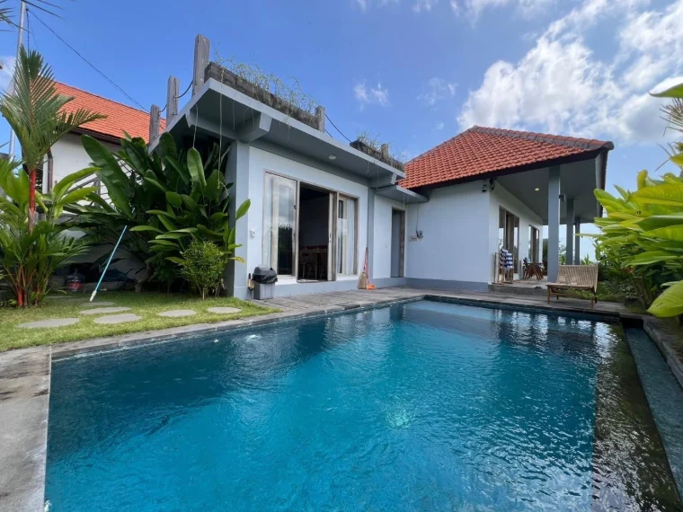 Villa amueblada de 2 dormitorios con piscina, terraza en la azotea y vistas a los arrozales en Cemagi, Cemagi