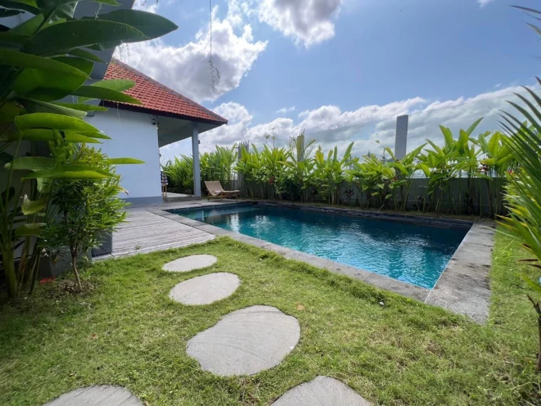 Villa amueblada de 2 dormitorios con piscina, terraza en la azotea y vistas a los arrozales en Cemagi, foto 2
