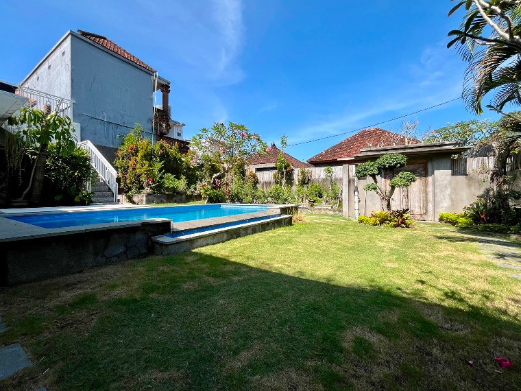 Villa amueblada de 2 dormitorios con piscina en una amplia parcela de 4 are en Babakan, Canggu, foto 2