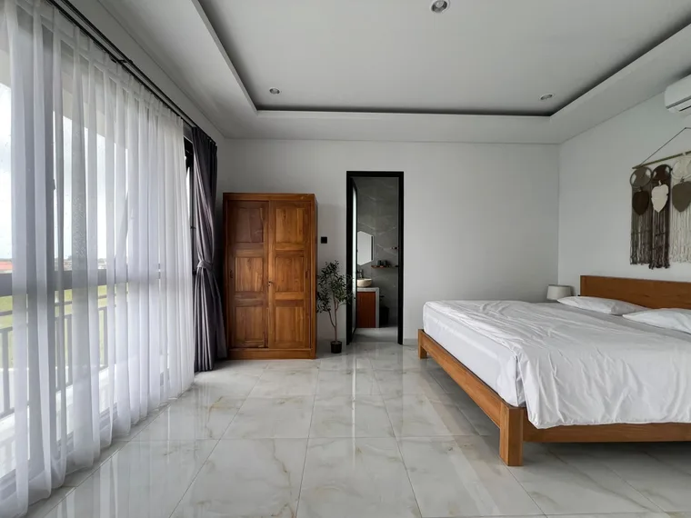 Villa amueblada de 3 dormitorios con piscina y vistas a los arrozales en Babakan, Canggu, foto 12