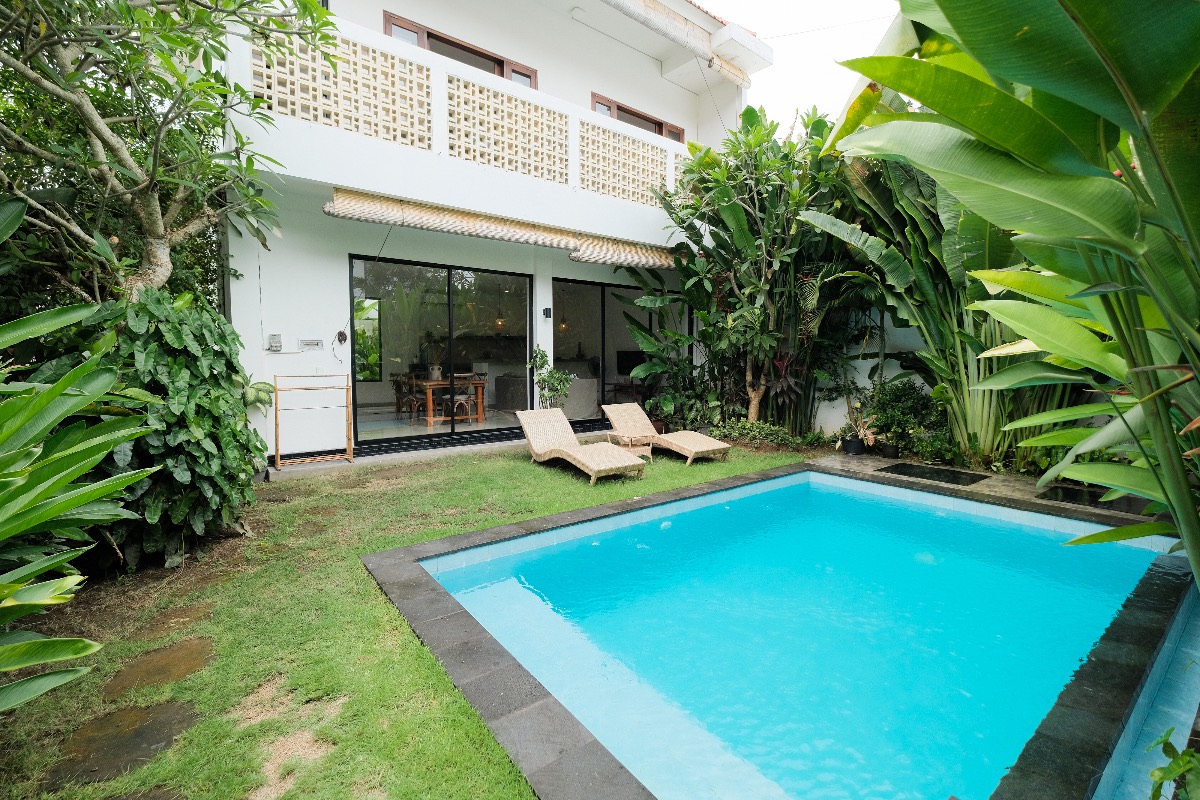 Villa con piscina de 2 dormitorios totalmente renovada en el corazón de Pererenan, foto 1