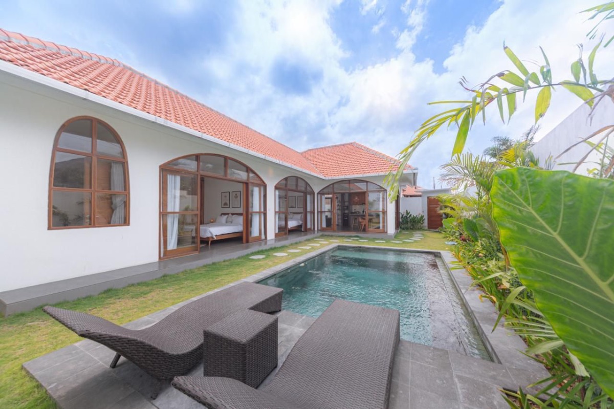 Vila 2 Kamar Tidur Berperabot dengan Kolam Renang di Seseh, Hanya 50 m dari Pantai, foto 1
