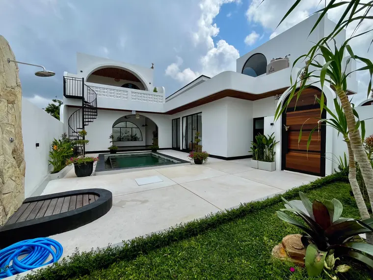 Villa nueva amueblada de 2 dormitorios con piscina y vistas a los arrozales desde la azotea en Munggu, Munggu