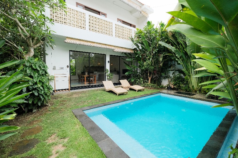 Vila 2 Kamar Tidur Berkolam Renang, Direnovasi Total, di Jantung Pererenan, Pererenan