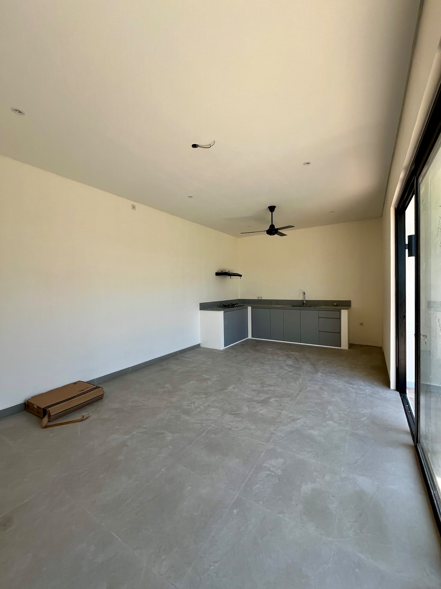 Villa moderna nueva de 2 dormitorios en Cemagi con enorme azotea con vistas al océano, Cemagi (3)