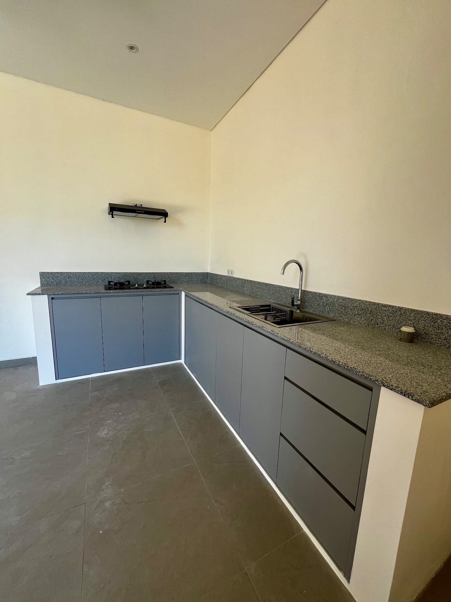 Villa moderna nueva de 2 dormitorios en Cemagi con enorme azotea con vistas al océano, Cemagi (4)