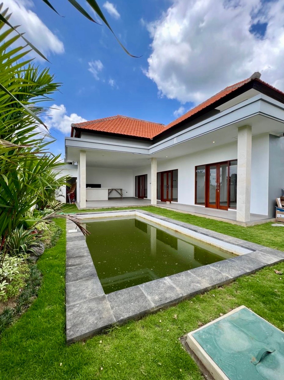 Villa nueva de 3 dormitorios cerca de la playa de Seseh, Munggu, Seseh (1)