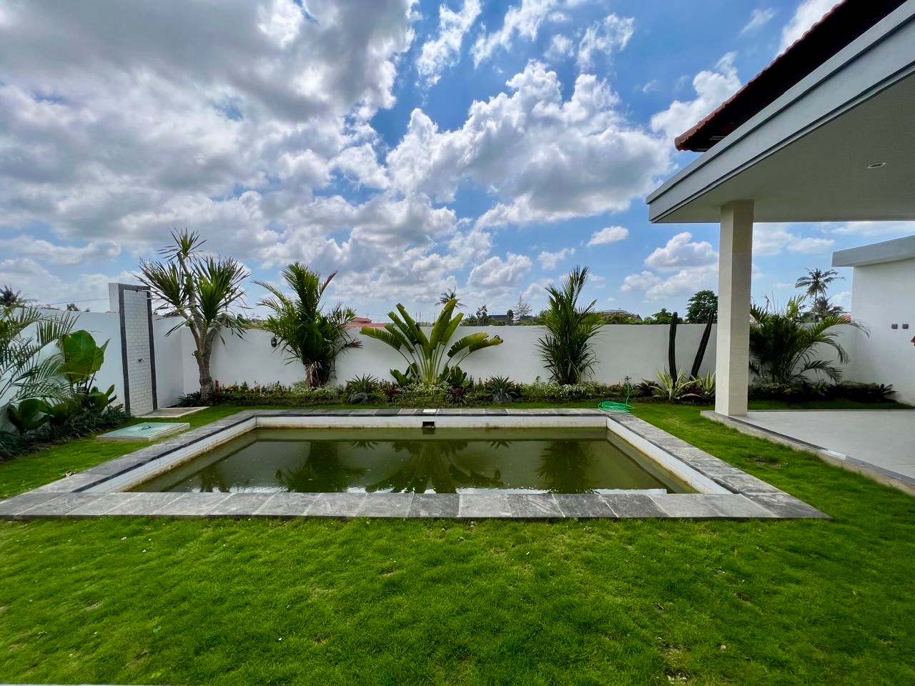 Villa nueva de 3 dormitorios cerca de la playa de Seseh, Munggu, Seseh (2)