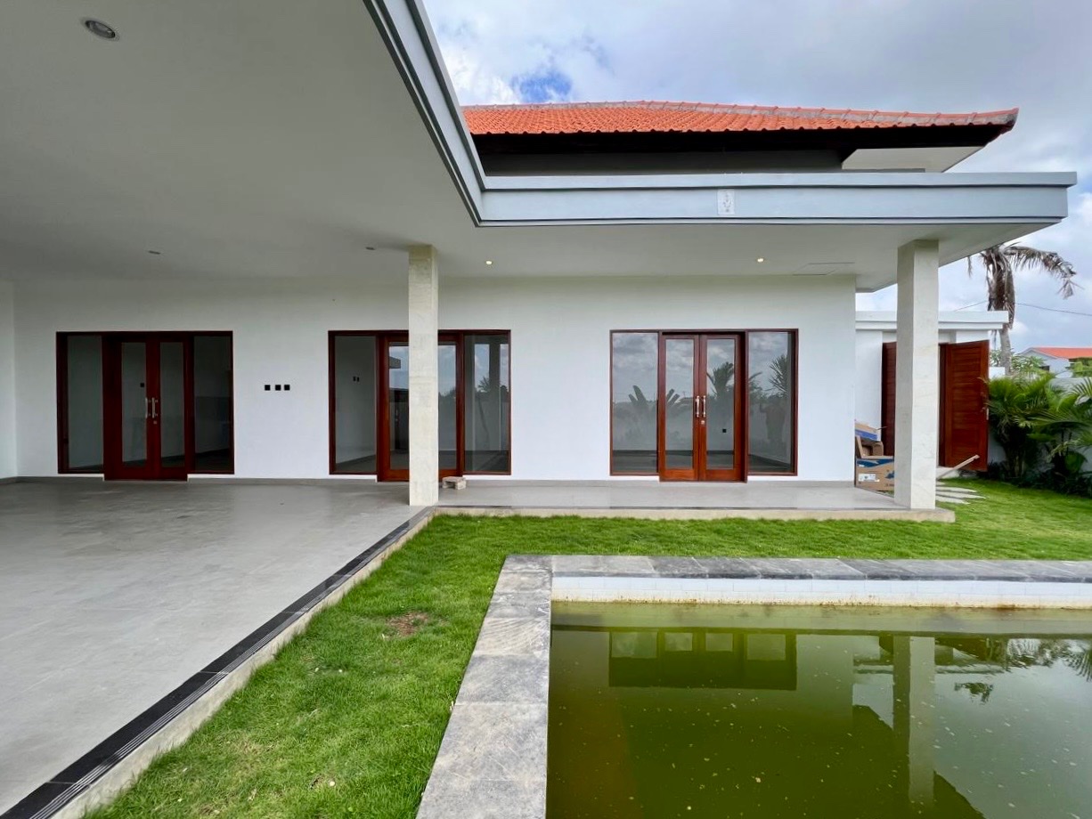 Villa nueva de 3 dormitorios cerca de la playa de Seseh, Munggu, Seseh (4)