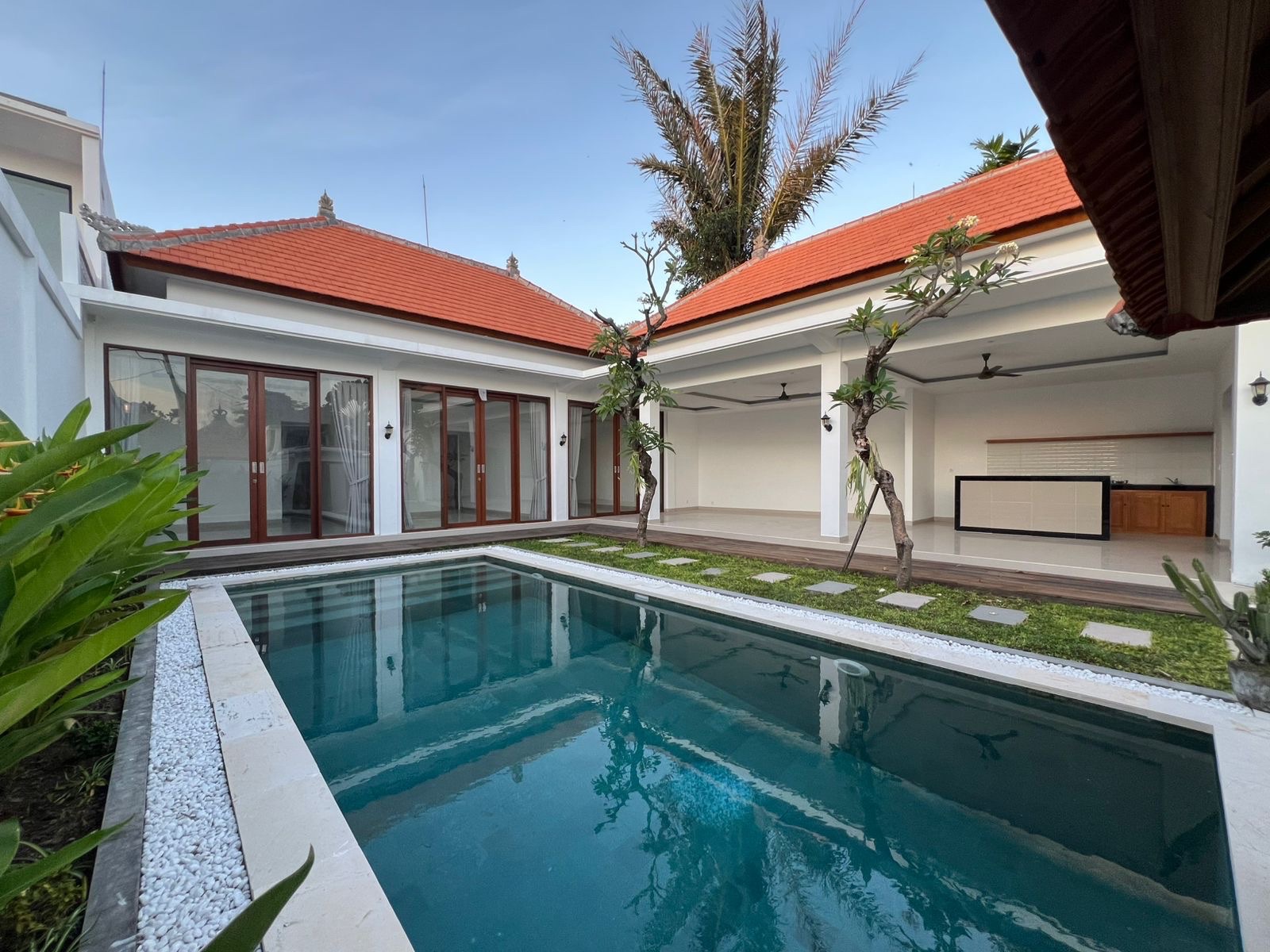 Villa nueva y espaciosa de 3 dormitorios con piscina en Umalas (Bumbak), Umalas (1)