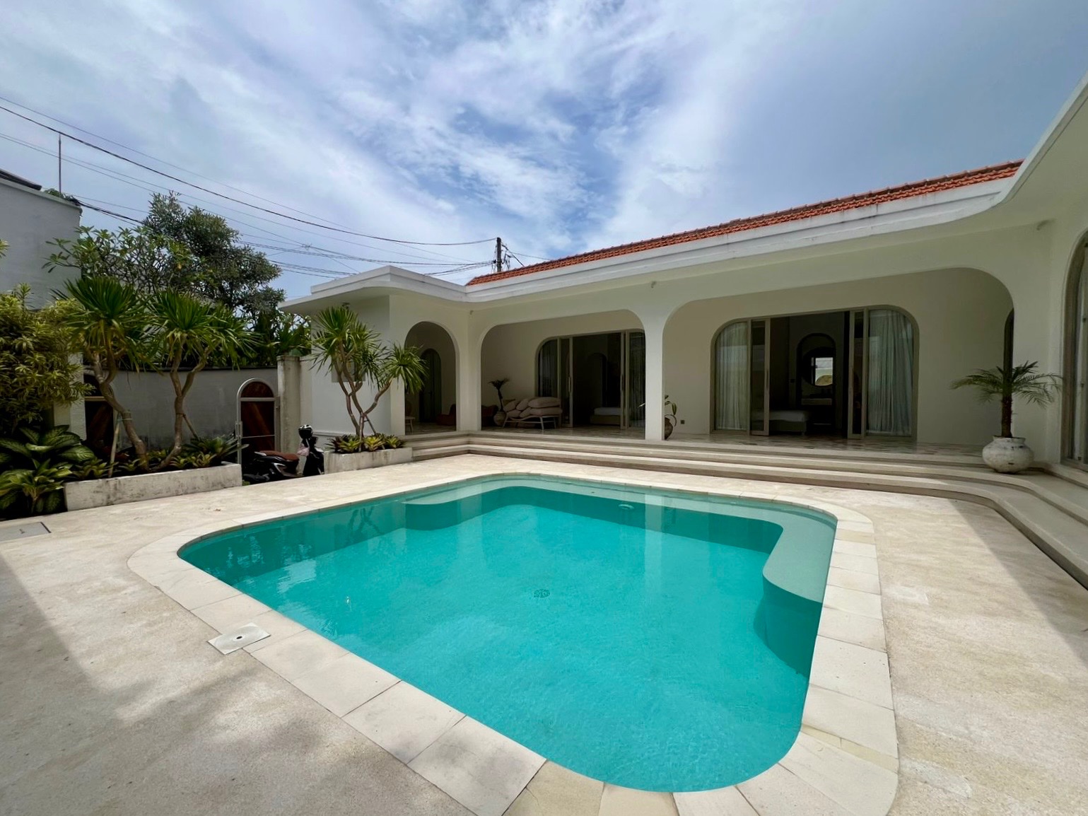 Stunning Mediterranean-Style 3-Bedroom Pool Villa in North Umalas/Kerobokan, Umalas (1)